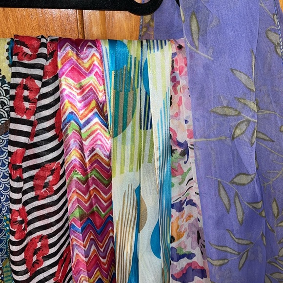 8 women’s scarves - Picture 3 of 11